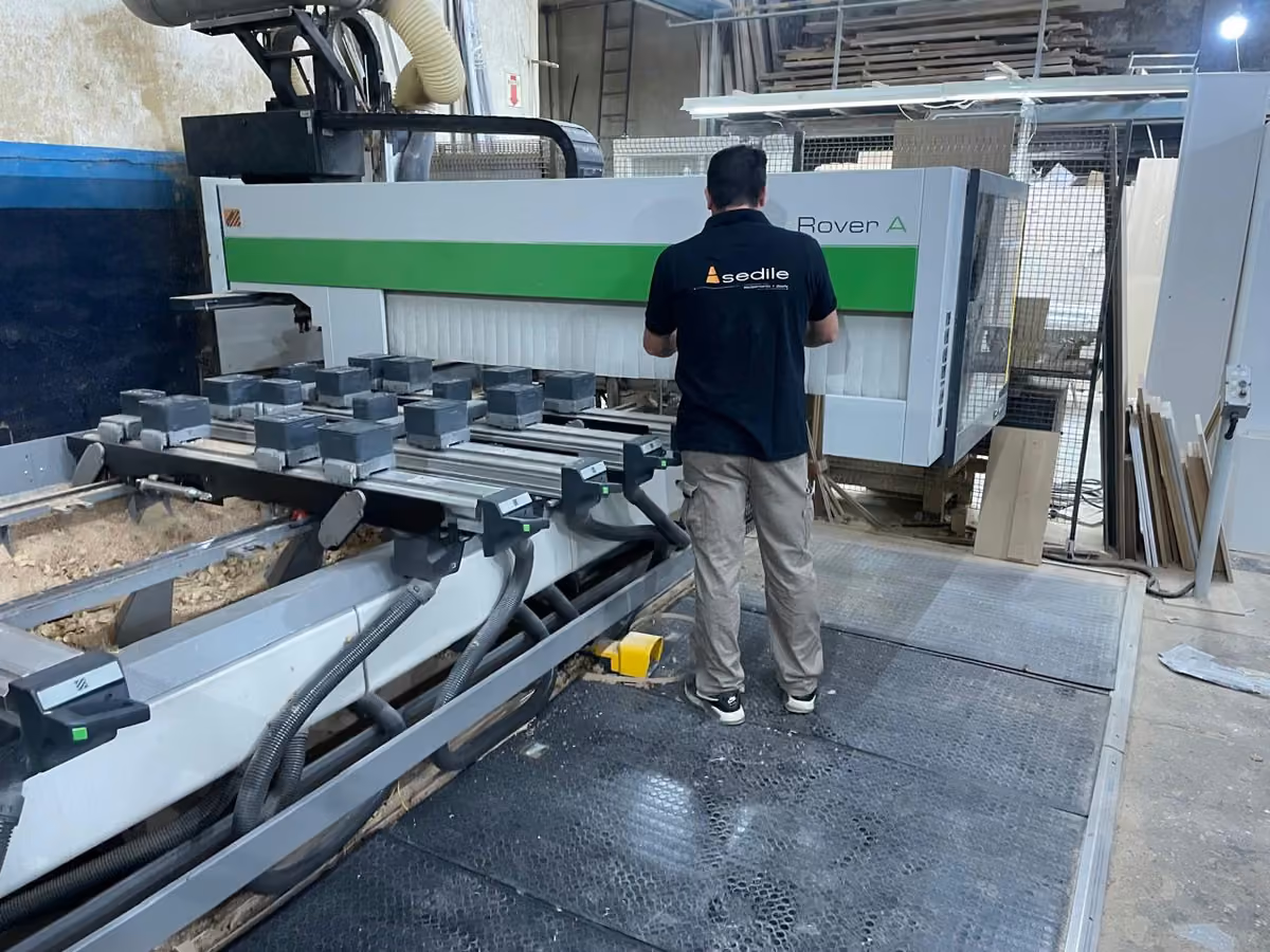 Operario de Sedile en el centro de mecanizado CNC Biesse Rover A.